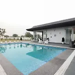 Edo Mansion By The Party Citadel - Luxury Villa With Pool, Garden Area, Massive Garden Etc.